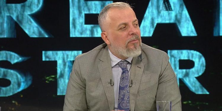 Tërmeti, shihni çfarë i ndodh Sokol Ballës live në emision (VIDEO)