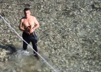 Dita e Ujit të Bekuar në Gjirokastër, vetëm një besimtar fut këmbët në ujë dhe kap kryqin