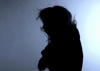 ‘Të q*fsha robtë, mos e gdhifsh, k*rvë…’, arrestohet nëna ‘monstër’ nga Saranda, që dhunonte vajzën 13-vjeçare (VIDEO)