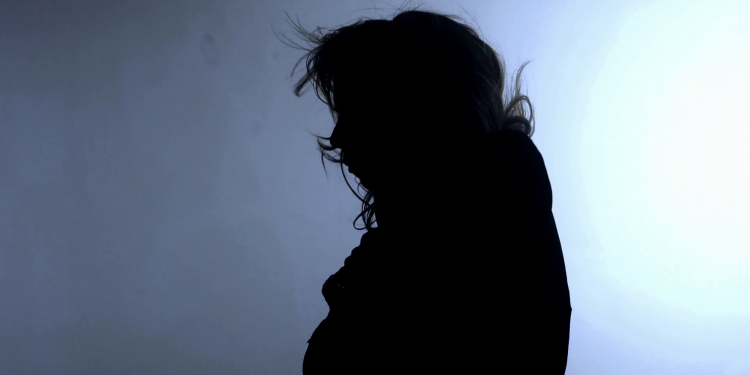 ‘Të q*fsha robtë, mos e gdhifsh, k*rvë…’, arrestohet nëna ‘monstër’ nga Saranda, që dhunonte vajzën 13-vjeçare (VIDEO)