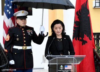 14 arsye, pse ambasadorja amerikane s’duhet të takohet me modelin Berisha?