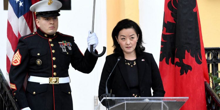 14 arsye, pse ambasadorja amerikane s’duhet të takohet me modelin Berisha?