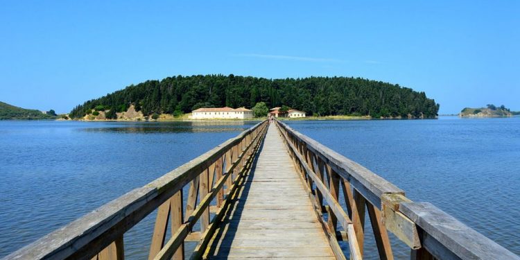 Mafia e tokave në bregdet, gjykata dënon avokatin me 5.4 vite burg