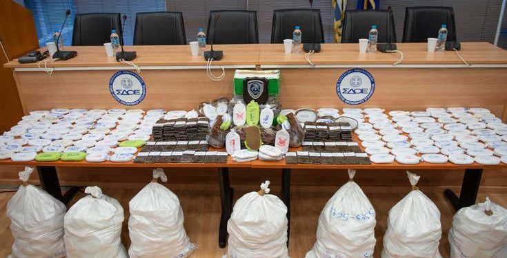 Sasi rekord, sekuestrohet mbi një ton drogë në portin grek (VIDEO)