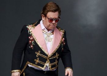 Elton John humb zërin në koncert, me lot në sy i kërkon falje turmës