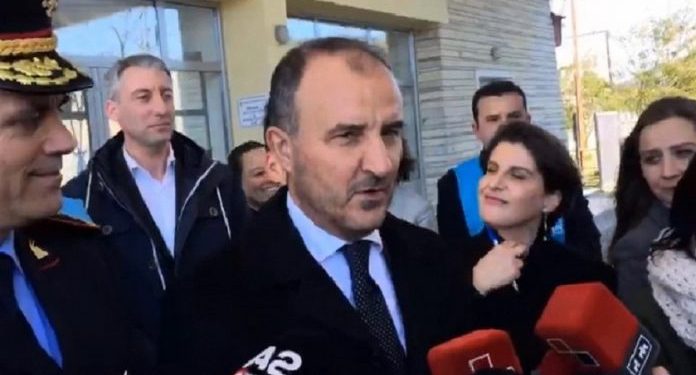 Ambasadori i BE vjen në Kakavijë: Po monitorojmë mënyrën se si zbatohet paketa anti-KÇK