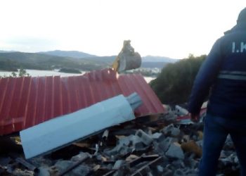 Sarandë, një ditë pas denoncimit prishen ndërtimet pa leje në bregdetin e Ksamilit