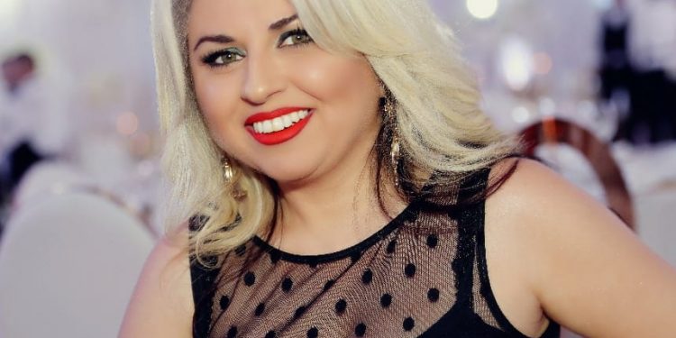 Humb babanë disa orë para koncertit, dhimbje në familjen e këngëtares shqiptare