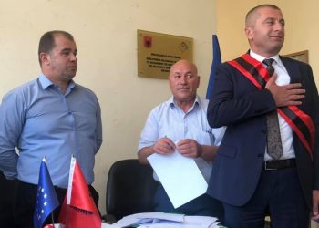 Kryetari i bashkisë i ndërton shtëpinë gjyshes me fondet e tërmetit