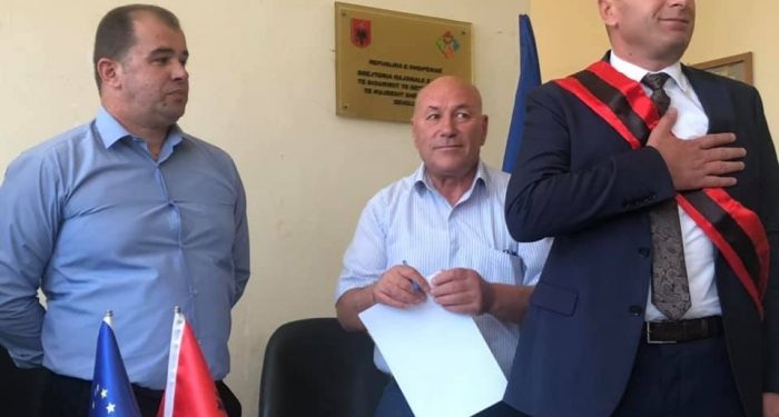 Kryetari i bashkisë i ndërton shtëpinë gjyshes me fondet e tërmetit