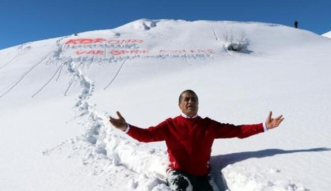 VIDEO/ Këngëtari i njohur popullor bën këngë për koronavirusin: “Mos më puth!”