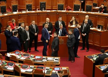 Tender 8.4 mln lekë, deputetët pajisen me tabletë