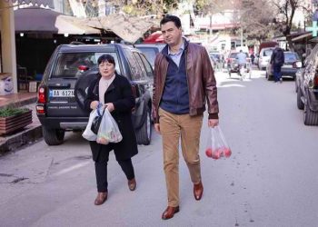 Basha ndryshon strategjinë e komunikimit, del me Verën për të blerë domate