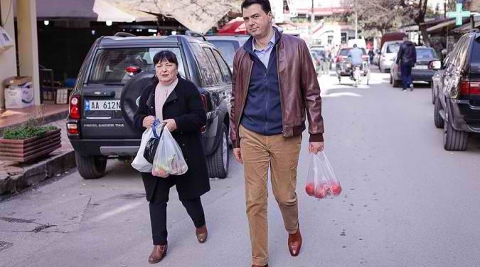 Basha ndryshon strategjinë e komunikimit, del me Verën për të blerë domate