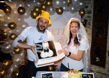 Një penis kremoz me papion mbi tortë, ish-kandidatja socialiste organizon festën e çmendur të beqarisë (FOTO)