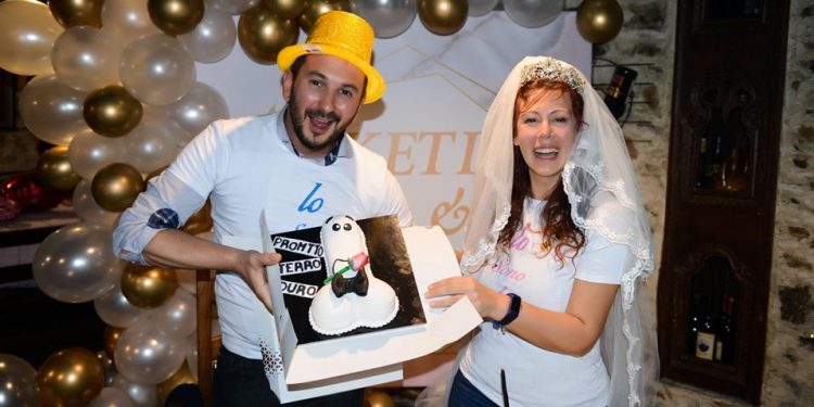 Një penis kremoz me papion mbi tortë, ish-kandidatja socialiste organizon festën e çmendur të beqarisë (FOTO)