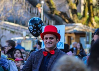 Karnavale në Gjirokastër, kryebashkiaku shfaqet si prestigjator (FOTO)