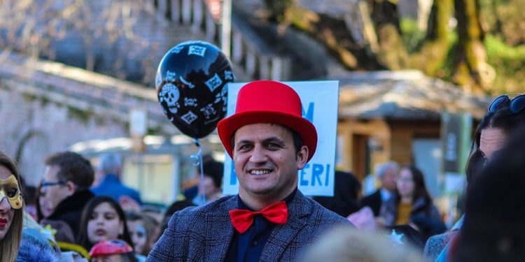 Karnavale në Gjirokastër, kryebashkiaku shfaqet si prestigjator (FOTO)