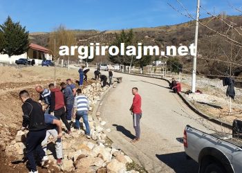 Banorët e Picarit sfidojnë Bashkinë Gjirokastër, mbjellin vetë 140 fidanë rrepe e pisha, ndërtojnë çezmën e fshatit dhe një fushë minifutbolli (FOTO)