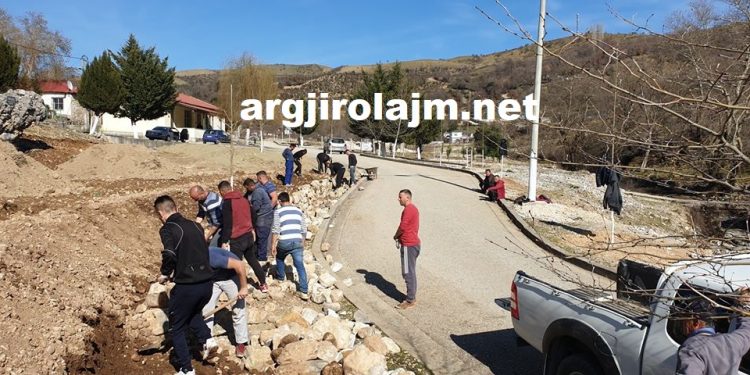 Banorët e Picarit sfidojnë Bashkinë Gjirokastër, mbjellin vetë 140 fidanë rrepe e pisha, ndërtojnë çezmën e fshatit dhe një fushë minifutbolli (FOTO)