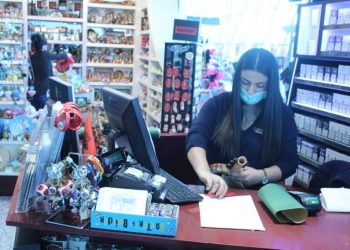 Shqiptarët të frikësuar nga koronavirusi, të gjithë po vënë maska (FOTO)