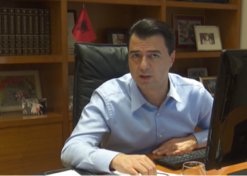 Basha ‘kopjon’ Ramën, bashkëbisedim live në FB: S’kemi hequr dorë nga zgjedhjet e parakohshme (VIDEO)