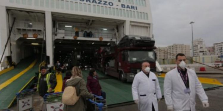 Frika nga koronavirusi mbërthen Italinë: Shqiptarët kthehen në atdhe, fluks në Durrës e Vlorë