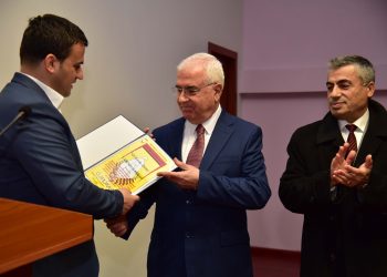 Titull “Qyetatar Nderi” i Gjirokastrës për profesorin që ‘hodhi në kosh’ marrëveshjen detare me Greqinë (FOTO)