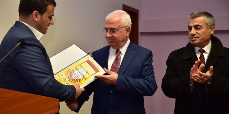 Titull “Qyetatar Nderi” i Gjirokastrës për profesorin që ‘hodhi në kosh’ marrëveshjen detare me Greqinë (FOTO)