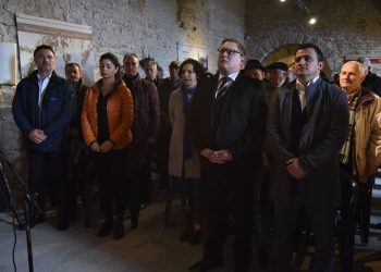 Kryetari i Gjirokastrës ‘tradhton’ të majtët, nderon viktimat e komunizmit me zyrtarët e PD-së (FOTO)