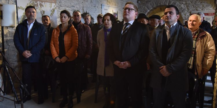 Kryetari i Gjirokastrës ‘tradhton’ të majtët, nderon viktimat e komunizmit me zyrtarët e PD-së (FOTO)