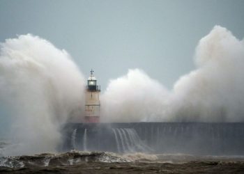 Stuhia ‘Kiara’ godet Europën, anulohen qindra fluturime (VIDEO)