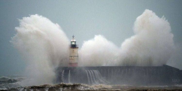 Stuhia ‘Kiara’ godet Europën, anulohen qindra fluturime (VIDEO)