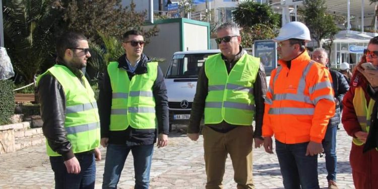 Pas lajmit për ngecjen e projektit, kryebashkiaku i Sarandës shfaqet në bulevard: Javën tjetër do rinisin punimet