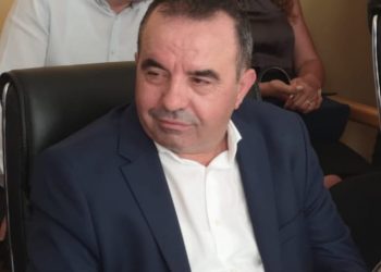 Zbardhen detajet, kryebashkiaku vdiq teksa po pinte kafe