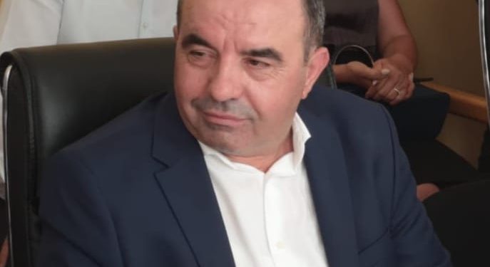 Zbardhen detajet, kryebashkiaku vdiq teksa po pinte kafe