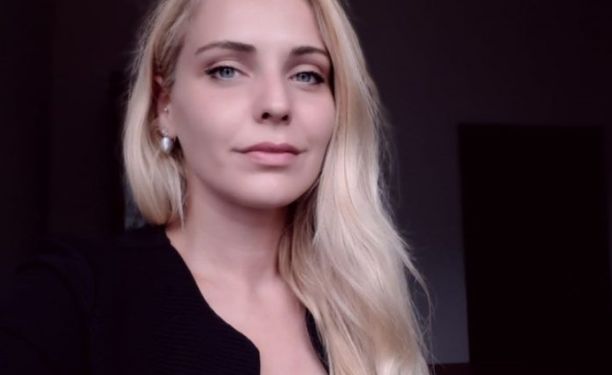 Biondja ‘misterioze’, njihuni me zëdhënësen e OFL-së (FOTO)