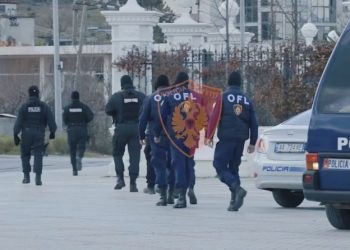 Policë me kapuçë dhe automatikë, dalin pamjet e operacionit të parë “Anti-KÇK” (VIDEO)
