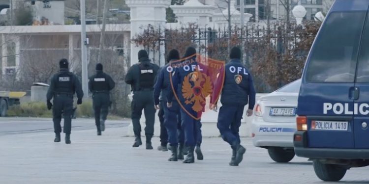 Policë me kapuçë dhe automatikë, dalin pamjet e operacionit të parë “Anti-KÇK” (VIDEO)