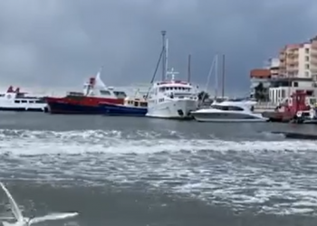 Moti i keq, pezullohet lundrimi nga porti i Sarandës