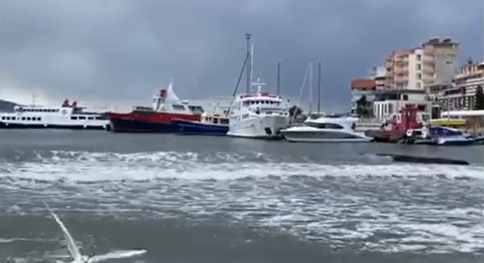 Moti i keq, pezullohet lundrimi nga porti i Sarandës