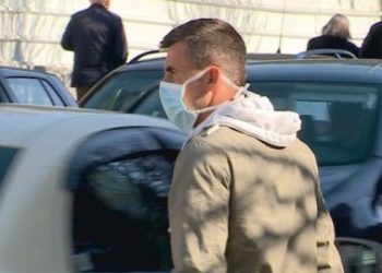 Alarmi nga koronavirusi, farmacitë e Tiranës ‘zbrazen’ nga maskat mbrojtëse