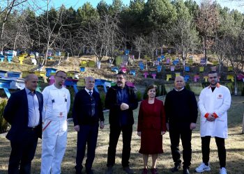 Ministri Çuçi: Presim të nisim eksportin e mjaltit drejt Kinës, subvencionojmë bletarinë edhe këtë vit (FOTO)