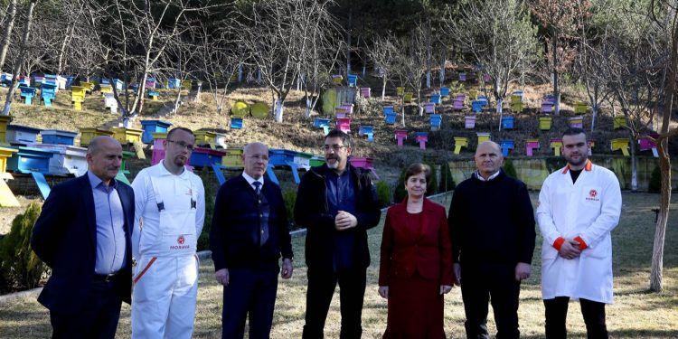 Ministri Çuçi: Presim të nisim eksportin e mjaltit drejt Kinës, subvencionojmë bletarinë edhe këtë vit (FOTO)