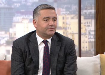 Rrëfehet ministri Klosi: Gruan e njoha në një intervistë