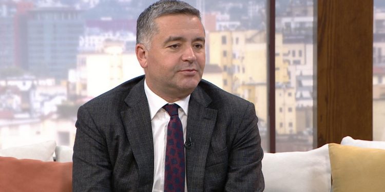 Rrëfehet ministri Klosi: Gruan e njoha në një intervistë