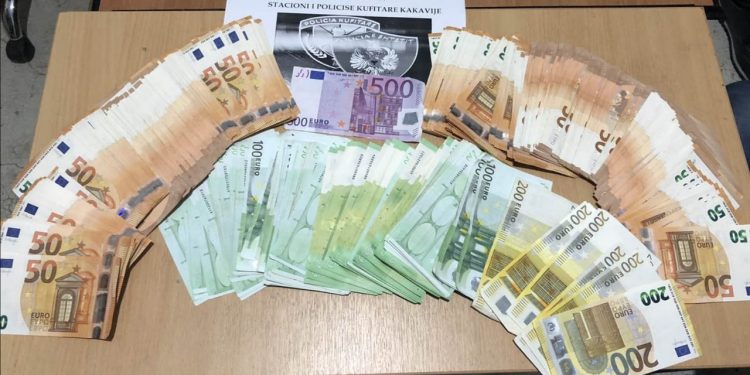 Bllokohen 35 mijë euro në Kakavijë, i riu tentoi t’i kalonte pa i deklaruar në kufi