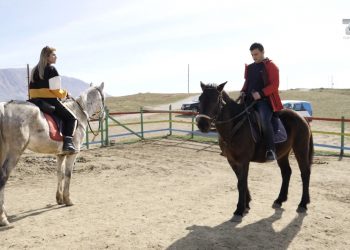 Gazetarja që trazoi Derviçanin shfaqet me Flamur Golemin mbi kuaj (VIDEO)