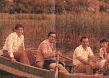 Dikur në varkë me fëmijët e saj, Berisha shkruan për vdekjen e Nexhmije Hoxhës: Një barabare me fytyrë njeriu. Nënë shpirtërore e xhelatit Edi Rama