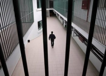 Shqiptari në burgun grek telefonon në emision live: Na vënë shkelmin në stomak, armën në kokë